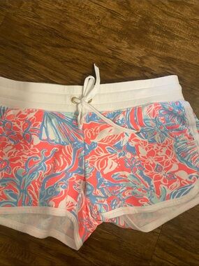 Lilly pulitzer shorts size extra small .